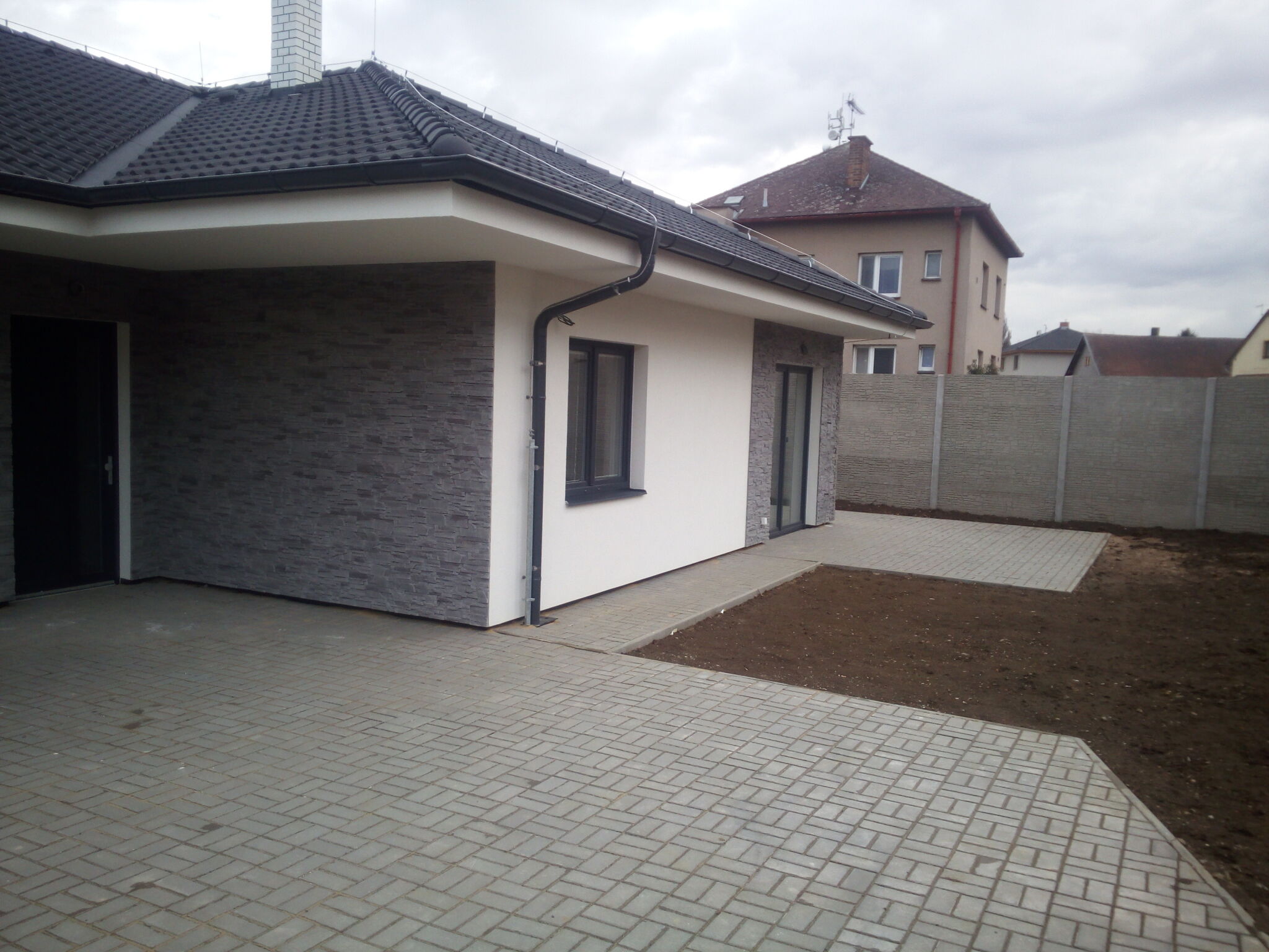 2 X 180M2 BUNGALOVY V CENTRU OBCE OSTRESANY 9.jpg
